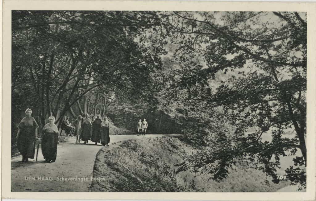 Zondagse wandeling van Scheveningse vrouwen in dracht, 1935. Bron: Haags Gemeentearchief. 