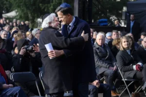 Premier Rutte wordt na excuses omhelsd door voorzitter Jacques Grishaver