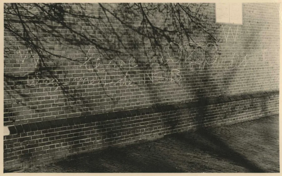 'Weg met de NSB', op een muur in Den Haag, 1943